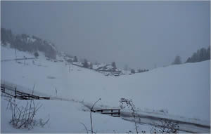 Il villaggio di Fenilliaz dalla strada verso La Croix, durante la bufera di neve.