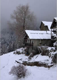 Neve sulle vecchie case.