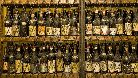Collezione di bottiglie d'epoca presso l'azienda agricola Manfredi di Farigliano.