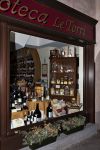 La vetrina di una enoteca nel centro storico di Alba. Le Langhe e il Roero sono tra le regioni vinicole più celebri in Europa