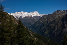 Sul versante Gressoney, lungo il sentiero che unisce il Col Ranzola a Weissmatten, il gruppo del Monte Rosa.