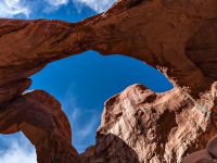 Immagine “classica” del Double Arch (Utah, Stati Uniti).