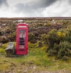 Una cabina telefonica nel nulla sulle rive del Loch Eriboll.