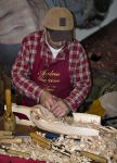 Un artigiano del legno al lavoro durante la Fiera internazionale del tartufo