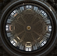 Torino, basilica di Superga: la cupola. Fotocamera appoggiata in terra e autoscatto.