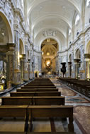 Torino, chiesa dell'Annunziata. Fotocamera tenuta a mano e appoggiata allo stipite sinistro del portale d'ingresso.
