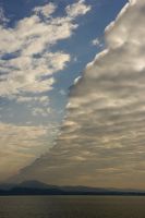 Ancora sul Lago di Garda, ma questa volta al mattino, poco  dopo l'alba. Un fronte nuvoloso avanza sul paesaggio (anche le nuvole sono  acqua!). La sua linea netta taglia obliquamente l'inquadratura creando un  effetto dinamico.