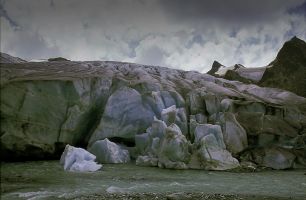 Il fronte del ghiacciaio del Rutor sopra il rifugio  Deffeyes. Il ghiaccio è una delle forme che l'acqua assume ed è spesso  occasione per esercitare la creatività fotografica.