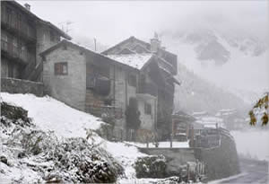 Estoul sotto la nevicata.