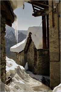 Al mattino, il villaggio si risveglia nel sole.