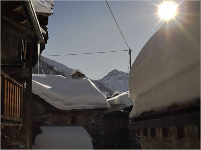 Al mattino, il villaggio si risveglia nel sole.