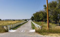 Costruzioni isolate, steccati bianchi e cavalli al pascolo a nord di Riverton, Wyoming.