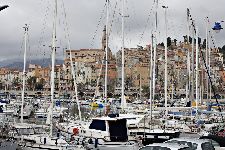 Il porto turistico con lo sfondo della città vecchia, dominata dal campanile della basilica dedicata a San Michele Arcangelo.