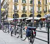 Un particolare apparentemente insignificante, come un gruppo di biciclette assicurate a un mancorrente o parcheggiate presso il bordo di un marciapiede, è in grado di raccontare come un territorio viene fruito dai suoi abitanti. L’importante è – prima che saper fotografare – saper vedere.
