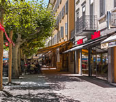 Martigny (Svizzera). Una piazza del centro storico affollata di turisti all'ora di pranzo. Phase One 645DF con obiettivo Schneider 80mm f/2,8.