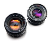 Figura 3. Tratta da https://commons.wikimedia.org/wiki/File:Planar_lenses_7050.jpg: A pair of Zeiss Planar lenses; 50mm f/1.4, 50mm f/1.7 - 17 February 2011 - Own work - Ashley Pomeroy