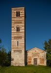 La chiesa romanica di San Nazario e Celso a Montechiaro d'Asti. Fotografia scattata utilizzando un obiettivo decentrabile (Canon TS-E 24mm f/3,5 su Canon Eos-1 Ds Mark II). Il decentramento verso l'alto, sfiorando il limite del cerchio di copertura, ha potenziato l'effetto del filtro polarizzatore scurendo ulteriormente il cielo.