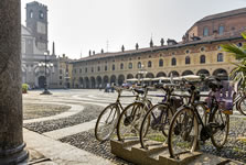 Un particolare apparentemente insignificante, come un gruppo di biciclette assicurate a un mancorrente o parcheggiate presso il bordo di un marciapiede, è in grado di raccontare come un territorio viene fruito dai suoi abitanti. L’importante è – prima che saper fotografare – saper vedere.