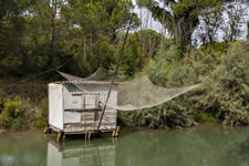 Capanno da pesca lungo un canale in Romagna. La fotografia è uno degli strumenti più efficaci per raccontare non solo l’aspetto esteriore, ma anche e soprattutto le dinamiche economiche e sociali di un territorio.