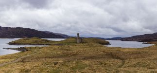 Le rovine di Ardvreck Castle sul Loch Assynt, intorno al quale si aggirano i fantasmi dei MacLeod.