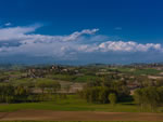 Piemonte. Le colline del Monferrato astigiano fotografate dapprima senza filtro polarizzatore, poi utilizzando un polarizzatore circolare (Phase One 645DF con dorso Phase One P45+; obiettivo Schneider Kreuznach LS 80mm f/2,8).