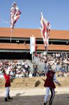 Gli sbandieratori aprono il Palio degli asini