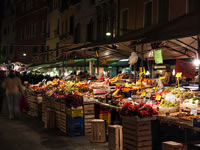 Mercato serale a Venezia. Anche nei luoghi più fotografati al mondo è possibile raccontare storie non banali, cogliendo la vita quotidiana e le abitudini di chi vive tra quei canali e quei palazzi che il turista frettoloso immortala con la sua reflex, senza considerare che in quell’ambiente si svolgono e si consumano ogni giorno le storie personali di chi ci abita.