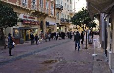 Agli antichi quartieri arroccati sulle pendici della collina si affianca la parte più recente, edificata lungo il mare. Qui un’ampia area pedonale è stata dedicata al passeggio e allo shopping.