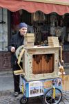 Un suonatore ambulante nel centro storico