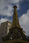 Ovviamente non poteva mancare la Tour Eiffel a rappresentare Parigi e l’Ile de France; ma forse più interessante è la riproduzione di un ingresso del Métro, in perfetto stile Art Nouveau e con l’immancabile suonatore ambulante.