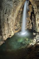 Val Corsaglia (provincia di Cuneo). Grotte di Bossea.  Cascata. La scarsa illuminazione e la necessità di mantenere una ragionevole  profondità di campo (diaframma chiuso a f/8) hanno richiesto un tempo di  otturazione di 30 secondi, più che sufficienti a trasformare la cascata in un  velo evanescente.